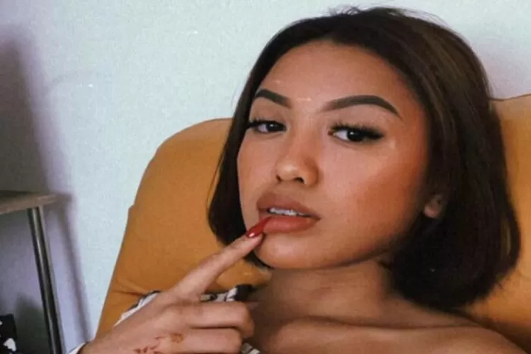 Fadel, kekasih Lolly minta Lolly untuk pulang ke Indonesia dan juga beri nasehat untuk hormati ibu, yakni Nikita Mirzani (Instagram @1aurabd)