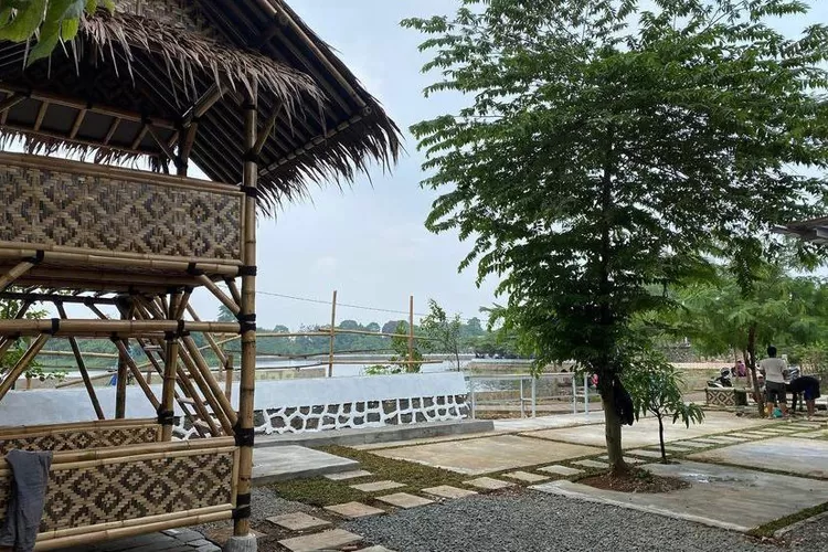 Resto Saung Pinggir Danau di Cibinong Bogor Cuma 15 Ribuan Ditemani Live Musik Makin Betah Deh!