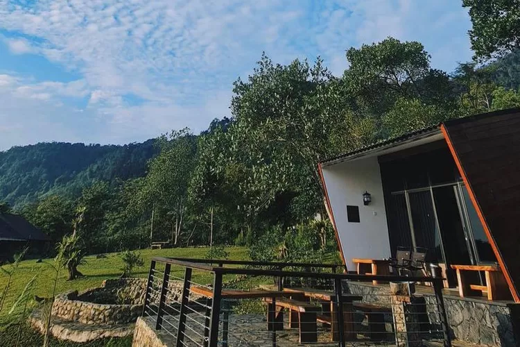 Rekomendasi Glamping Super Estetik di Bogor, Staycation Ditemani View Bukit Bikin Ogah Pulang!