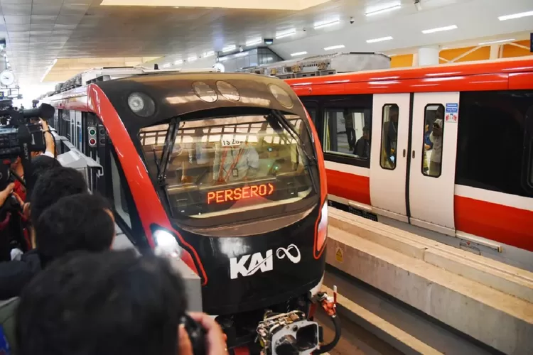 Aturan penumpang di stasiun LRT Jabodebek. (Setkab)
