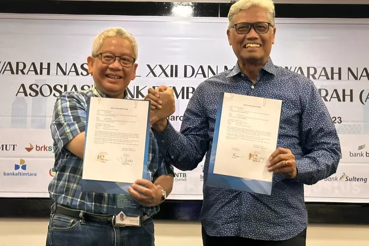 Dirut bank bjb Yuddy Renaldi (kiri) menggantikan eks Dirut Bank Jateng Supriyatno menjadi Ketua Umum Asbanda. (bank bjb)