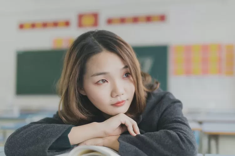 Tebak Tebakan TTS Cak Lontong Lucu: Kirim Surat Lewat Kantor Pos Harus Pakai? (Unsplash.com/sean Kong)