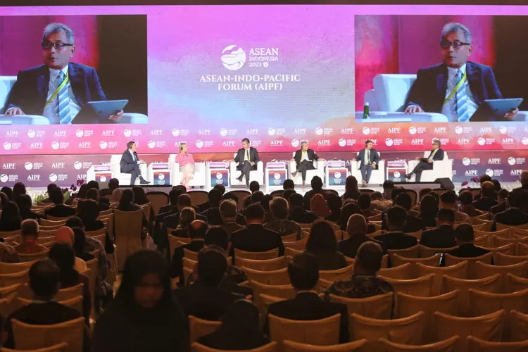 Direktur Utama BRI Sunarso saat menjadi pembicara dalam agenda AIPF 2023.