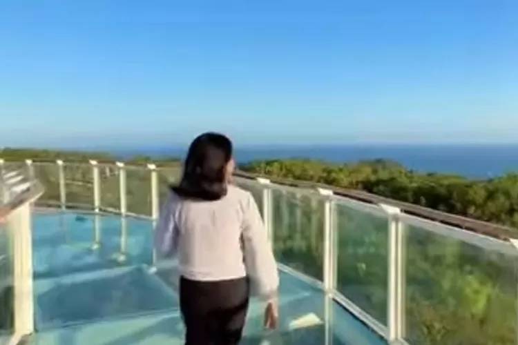 Wisata jembatan kaca di Gunungkidul panjang 6 meter baru buka. (Instagram.com/wonderfuljogja)