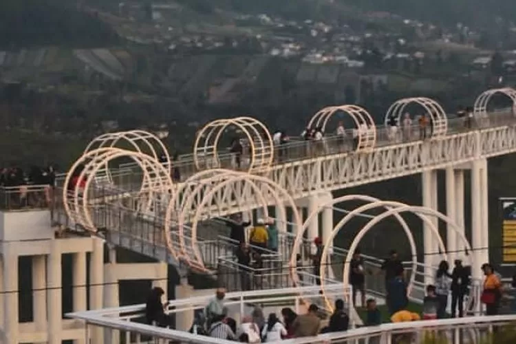 Wisata jembatan kaca sekitar Solo Kemuning Sky Hills panjang 120 meter bagi kamu yang suka memacu adrenalin (Instagtam.com @kemuningskyhill)