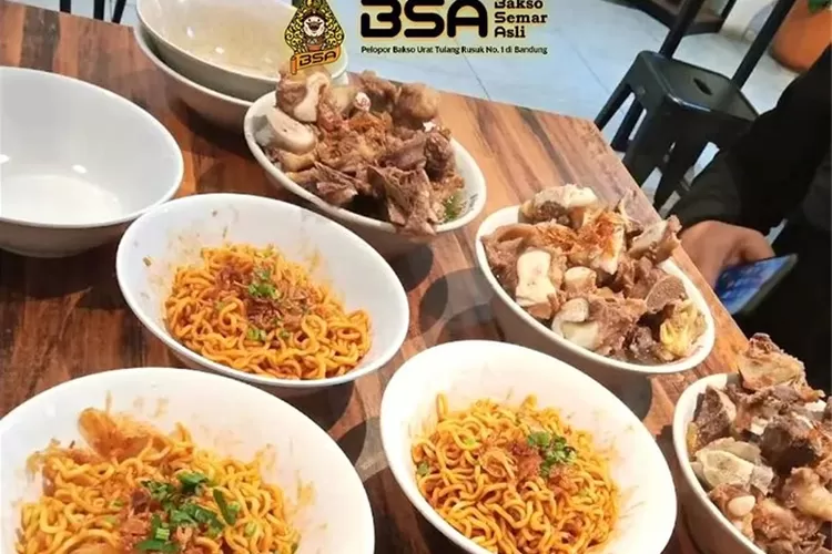Berikut rekomendasi warung bakso di Bandung enak dan banyak pelanggan. (Instagram @baksosemarasli_id)