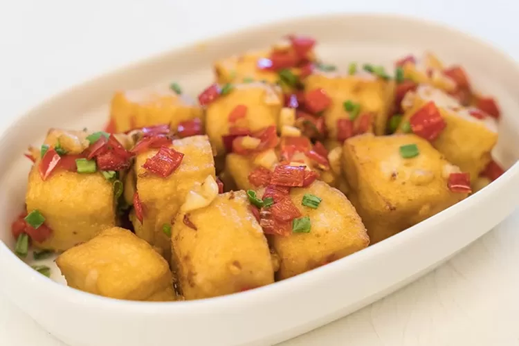 Resep olahan tahu ala TikTok cocok buat cemilan nonton film. (freepik)