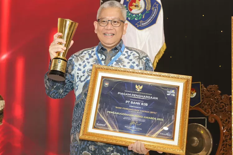 Direktur Utama bank bjb Yuddy Renaldi menerima penghargaan BPD Peringkat 1 di ajang&nbsp;BUMD Awards 2023.