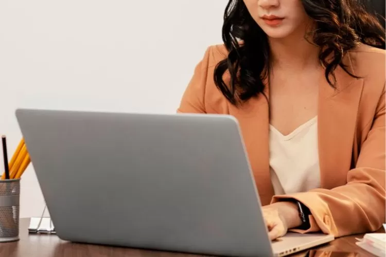 Ilustrasi informasi mengenai lowongan PT PLN Oktober 2023. (Freepik)