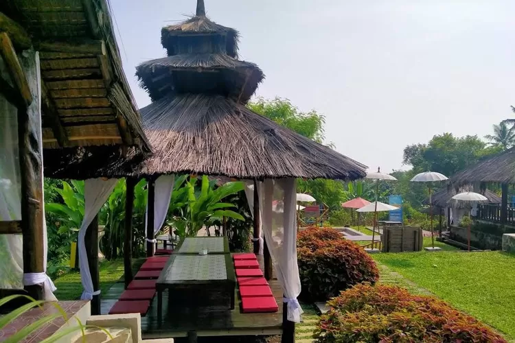 Rekomendasi restoran nuansa alam di Bogor dengan view perkebunan dan gunung yang satu ini serasa di Bali. (Googlemaps/Sulaeman)