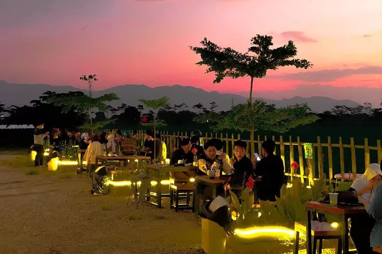 Rekomendasi tempat ngopi di Bandung yang lagi hits lokasi tengah sawah. (Googlemaps/KA.Ulya)