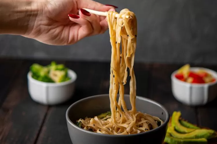 Ilustrasi bikin mie kentang cuma 2 bahan saja ala Chef Jerry. (freepik)