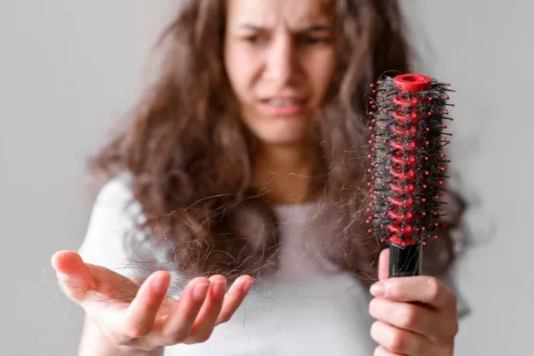 Ini tips mengatasi rambut rontok. (freepik)