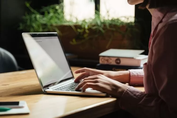 ilustrasi lowongan kerja di PT Adaro Energy Indonesia Tbk. (freepik)