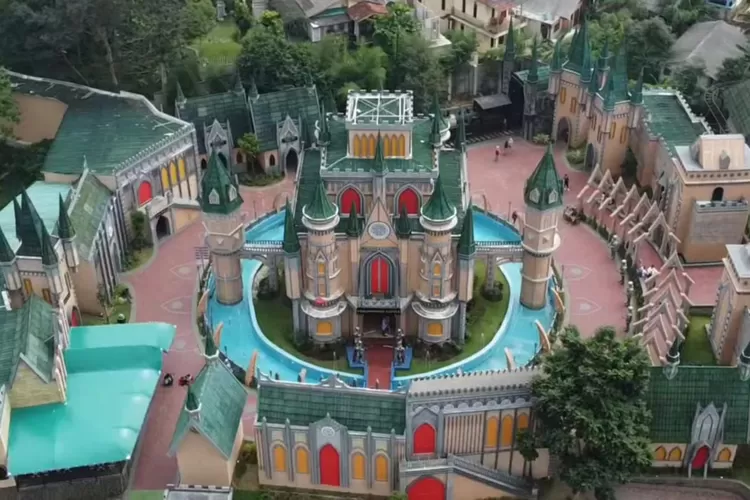 Nicole's River Park, salah satu tempat wisata keren ala Disneyland yang ada di Bogor. (tangkapan  YouTube Teman Jalan Bareng )