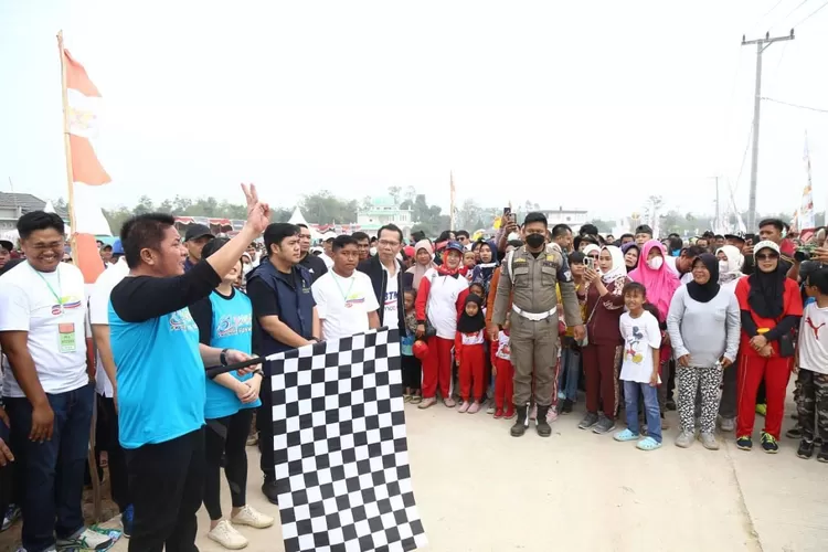 Gubernur Herman Deru didampingi Duta Literasi Sumsel Ratu Tenny Leriva dan Anggota DPRD Provinsi Sumsel M. Yaser melepas ribuan peserta jalan sehat gelaran&nbsp; Karya Mandiri Propertindo (KMP) Fest 2023. (Humas)
