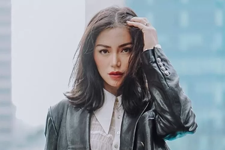 Artis Jessica Iskandar (Instagram @inijedar)