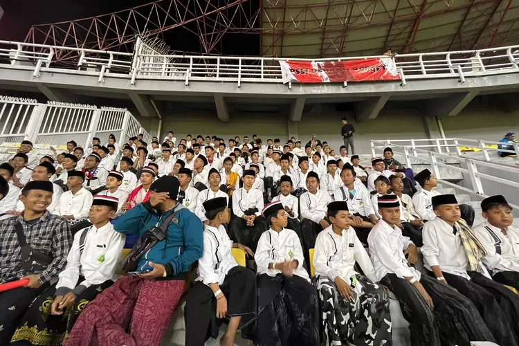 Ribuan santri padati Stadion Gelora Bung Tomo, Surabaya. (Istimewa)
