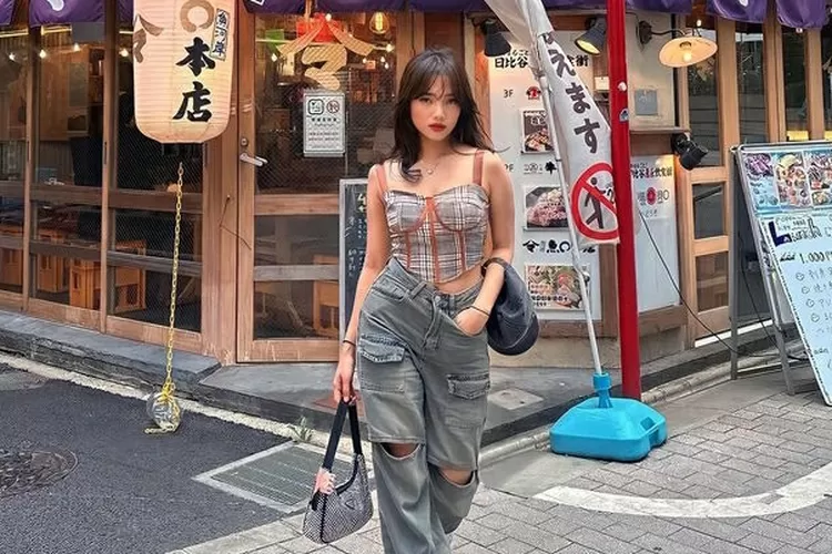 Fuji terciduk nonton Asnawi dalamlaga persahabatan Indonesia vs Turkmenistan (Instagram @fuji_an)