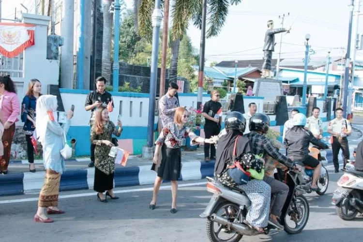  Karyawan BRI Muara Teweh saat turun ke jalan bagikan flayer edukasi anti skimming kejahatan siber, Kamis 17 Agustus 2023, lalu. (1tulah.com)