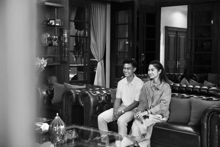 Harga outfit yang dikenakan Azizah Salsha dan Pratama Arhan saat temui Prabowo Subianto (Instagram @prabowo)