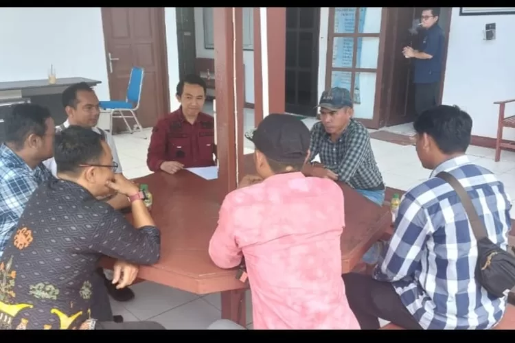 Para tersangka terkait ijazah palsu saat dibawa pihak polisi ke kantor Kejaksaan (Kalteng Lima)