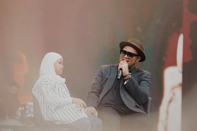 Virgoun menangis nyanyi dihadapan sang anak, Starla saat di Pestapora 2023 (Instagram @virgoun_)