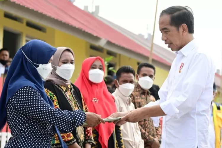 TAK HANYA KENAIKAN GAJI JOKOWI JUGA BERIKAN BANTUAN DANA RP12 JUTA