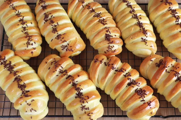 Empuk Dan Lembut, Begini Cara Buat Roti Pisang Isi Coklat, Cocok Untuk ...