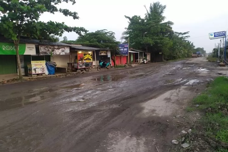 Gambar jalan Lampung yang rusak, renovasi Simpang Kota Gajah-Simpang Randu.