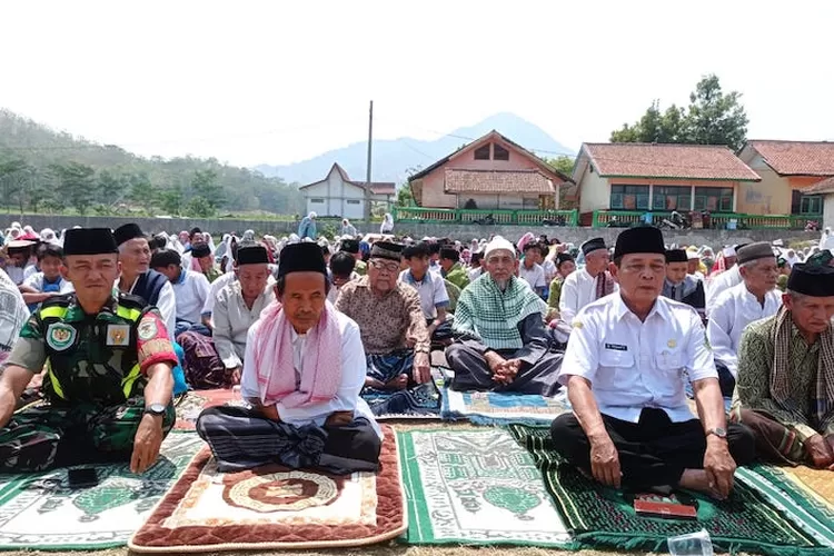 Desa/Kecamatan Karangkancana, Kabupaten Kuningan lakukan kegiatan Solat Istisqo bersama di Lapang Desa, Rabu, 18 Oktober 2023.  Dilaksanakan atas inisiatif para Tokoh Masyarakat Desa Karangkancana, untuk munajat bersama dalam solat istisqo.*
