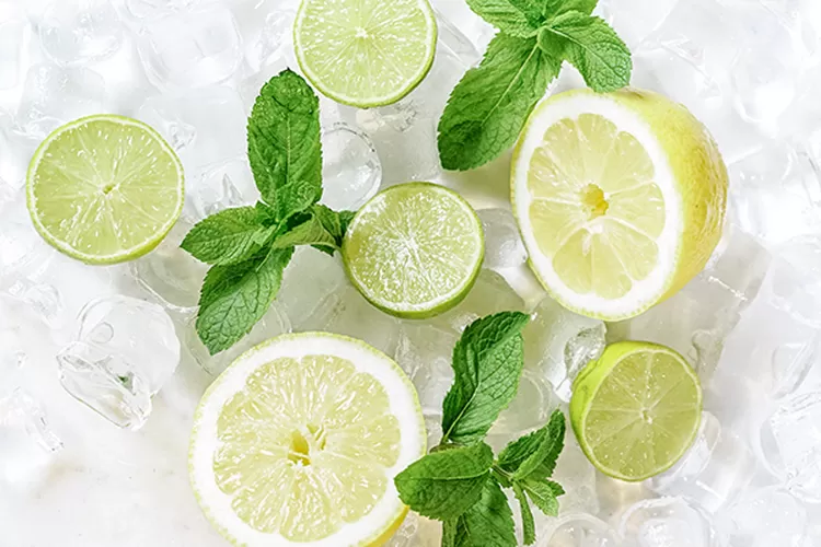 Illustrasi manfaat daun jeruk nipis bagi kesehatan (pexels/antoni shkraba)