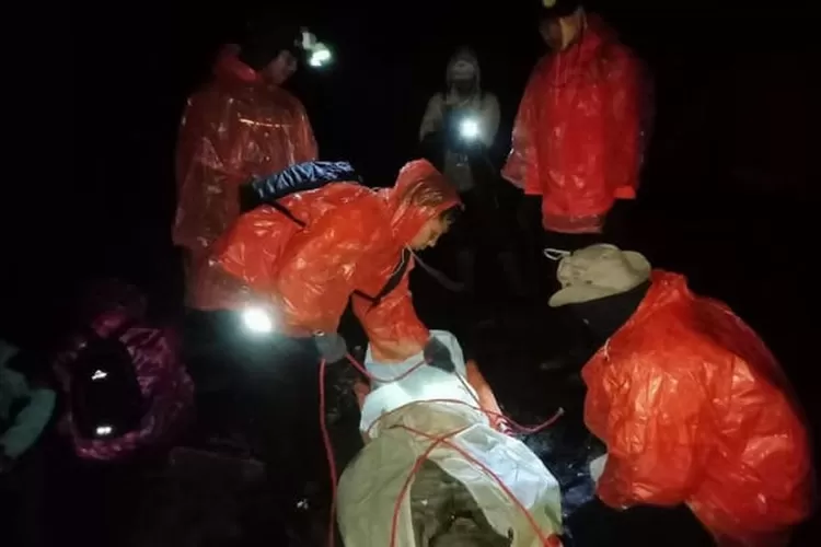 Tim SAR Pada Akhirnya Berhasil Evakuasi Pendaki yang Cedera kaki di Gunung Kerinci  (dok.instagram @Basarnasjambi)