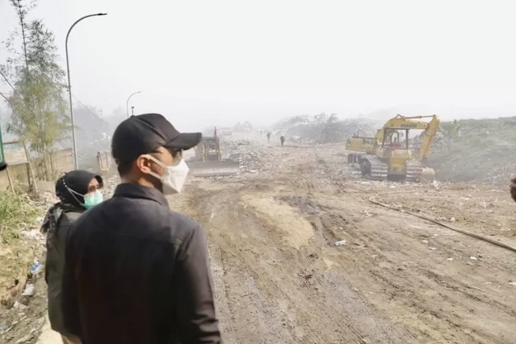 Bupati Bandung Barat, Henky Kurniawan saat pantau TPA Sarimukti (Instagram/@hengkykurniawan)