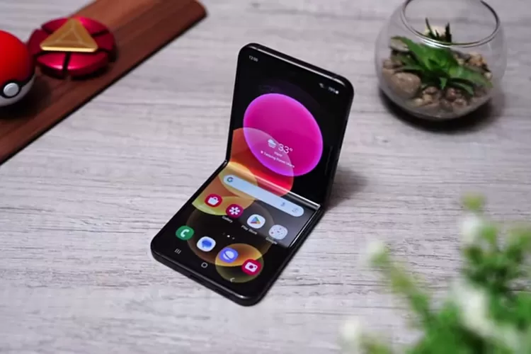 &nbsp;Samsung Galaxy Z Flip 5 (tangkapan layar&nbsp;YouTube DHIARCOM)