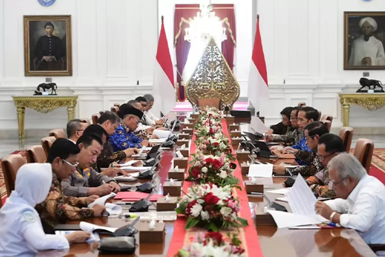 Presiden Joko Widodo memimpin rapat di Istana Merdeka (twitter/@jokowi)