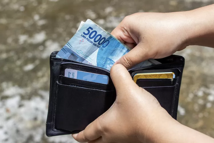 Ilustrasi cair uang dengan aplikasi (Pexels/Ahsanjaya)