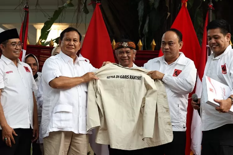 &nbsp;Pemberian jaket Projo kepada Prabowo sebagai simbol dukungan dari Projo (Instagram/@fraksipartaigerindra)