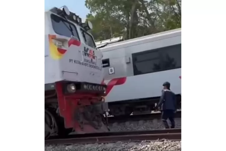KA 6 Argo Wilis relasi Bandung-Surabaya Gubeng menyenggol KA 17 Argo Semeru relasi Surabaya Gubeng-Gambir yang keluar rel atau anjlok (dok Instagram lambeturah)