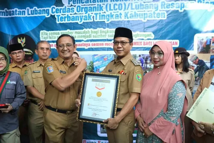  Bupati Bandung, Dadang Supriatna Menerima Penghargaan Rekor MURI Pembuatan 1 Juta Lubang Cerdas Organik (LCO).  (dok. Humas Pemkab. Bandung)