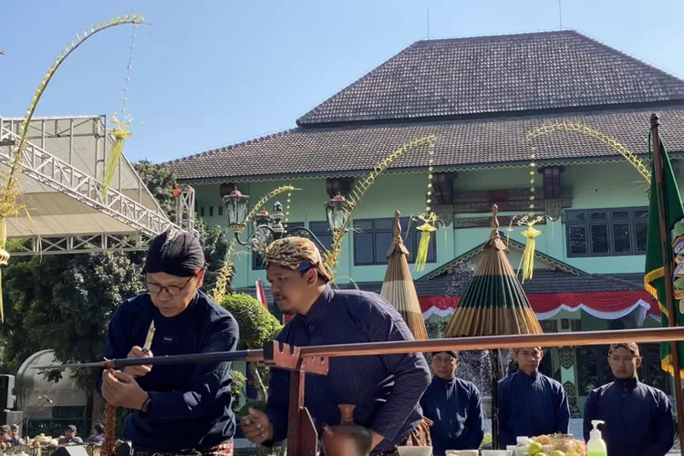 Penjabat Wali Kota Yogyakarta, Singgih Raharjo (kiri) saat melakukan prosesi jamasan pusaka Tombak Kyai Wijoyo Mukti di Balaikota Yogyakarta, Senin (14/8/2023). (Foto: Humas Pemkot Yogyakarta)
