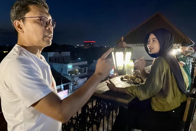 Penjabat Wali Kota Yogyakarta, Singgih Raharjo saat menyapa salah satu pengunjung foodcourt yang berada di lantai 4 Pasar Prawirotaman, Minggu (13/8/2023). (Foto: Humas Pemkot Yogyakarta)