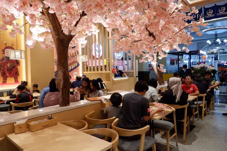 Pengunjung menikmati menu di Ramen1 yang buka di Jogja City Mall mulai 13 Agustus 2023.  (Istimewa)