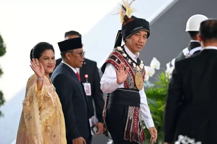 Presiden Joko Widodo mengenakan baju adat dari Tanimbar, Maluku (kanan) didampingi Ibu Iriana Joko Widodo melambaikan tangan saat tiba di lokasi Sidang Tahunan MPR dan Sidang Bersama DPR - DPD Tahun 2023 di Gedung Nusantara, Kompleks Parlemen, Senayan, Jakarta, Rabu (16/8/2023) (ANTARA FOTO/Aditya Pradana Putra)