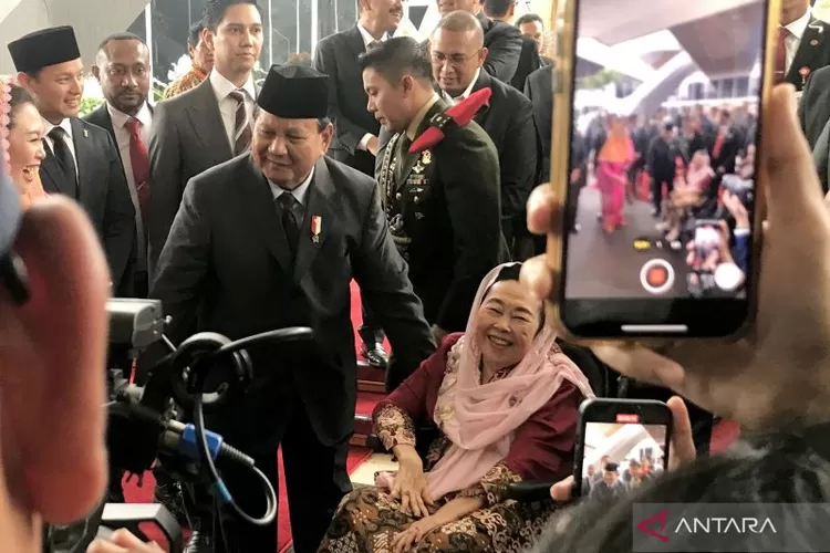 Menteri Pertahanan RI Prabowo Subianto (kiri) dan Istri Presiden Ke-4 RI, Sinta Nuriyah (kanan) berbincang-bincang sembari menunggu kendaraan di pelataran Gedung Nusantara, Kompleks MPR/DPR RI, Jakarta, Rabu (16/8/2023. ( ANTARA/Genta Tenri Mawangi)