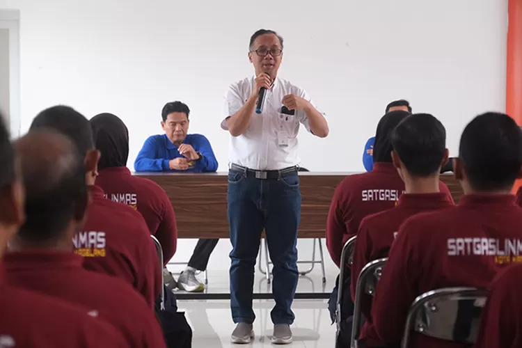 Satgas Linmas Kota Magelang mendapat pengarahan jelang Pemilu 2924. (Humas Pemkot Magelang)