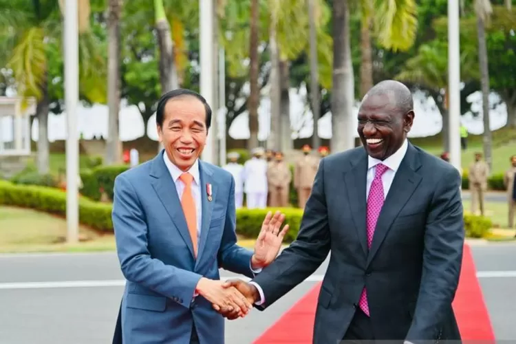   Presiden RI Joko Widodo dan Presiden Kenya William Ruto tertawa bersama saat melepas keberangkatan di Bandar Udara Internasional Jomo Kenyatta Nairobi, Senin (21/8/2023). ( ANTARA/HO-Biro Pers Sekretariat Presiden.)