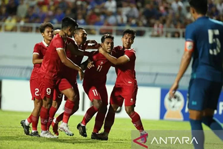 Sejumlah pemain tim nasional U-23 merayakan gol yang dicetak Jeam Kelly Sroyer (kedua dari kanan) pada pertandingan semifinal Piala AFF U-23 melawan Thailand yang dimainkan di Stadion Provinsi Rayong, Thailand, Kamis (24/8/2023).  (ANTARA/HO-PSSI)