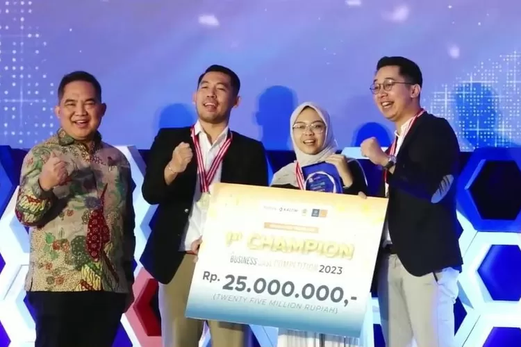 SEVP Business Support PT Pupuk Kalimantan Timur, Meizar Effendi (kiri) bersama Tim BUZZER BEATER dari Universitas Indonesia yang menjadi Juara I kategori S2 dalam babak final PKT-GAMA Business Case Competition 2023 di Auditorium FEB UGM, Sabtu (26/8/2023). (Foto: Dok. Pupuk Kaltim)