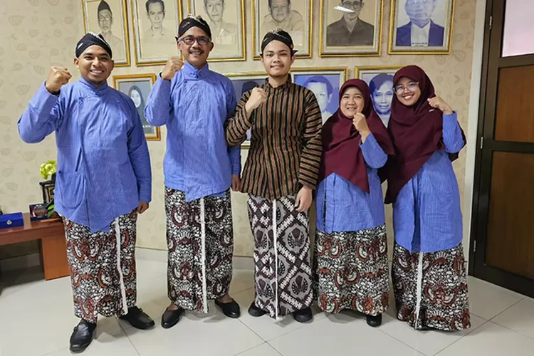 Siswa SMA Muhi Yogyakarta Muhammad Iqbal Raihan (tengah) lolos ke OSN 2023. (Humas SMA Muhi Yogyakarta)